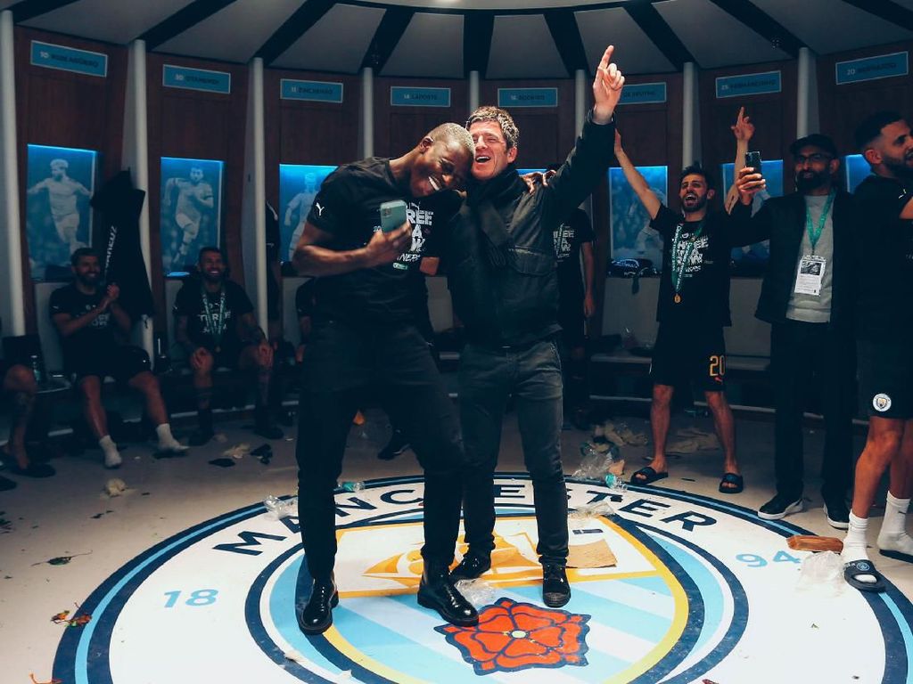 Duet Benjamin Mendy-Noel Gallagher di Pesta Juara Man City Duet Benjamin Mendy-Noel Gallagher di Pesta Juara Man City