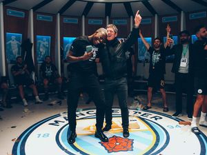 Duet Benjamin Mendy-Noel Gallagher di Pesta Juara Man City Duet Benjamin Mendy-Noel Gallagher di Pesta Juara Man City