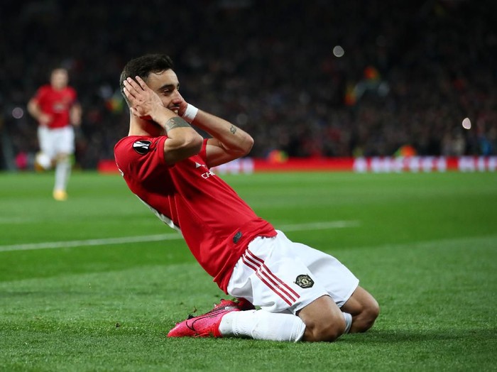 MANCHESTER, ENGLAND - FEBRUARY 27: Bruno Fernandes of Manchester United celebrates after scoring his team's first goal from the penalty spot during the UEFA Europa League round of 32 second leg match between Manchester United and Club Brugge at Old Trafford on February 27, 2020 in Manchester, United Kingdom. (Photo by Clive Brunskill/Getty Images)