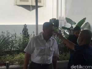 Menteri-menteri Jokowi Juga Diperiksa Suhu Tubuhnya Saat Masuk Istana Menteri-menteri Jokowi Juga Diperiksa Suhu Tubuhnya Saat Masuk Istana