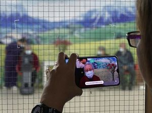 Kala Polisi di London Luangkan 10 Menit untuk Semangati Lansia Saat Pandemi