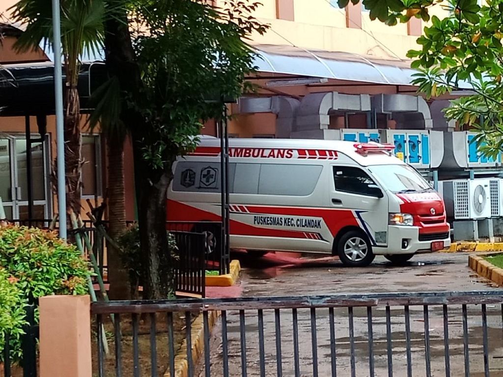 Satu Ambulans Puskesmas Cilandak Merapat ke Isolasi RSPI Sulianti Saroso Satu Ambulans Puskesmas Cilandak Merapat ke Isolasi RSPI Sulianti Saroso