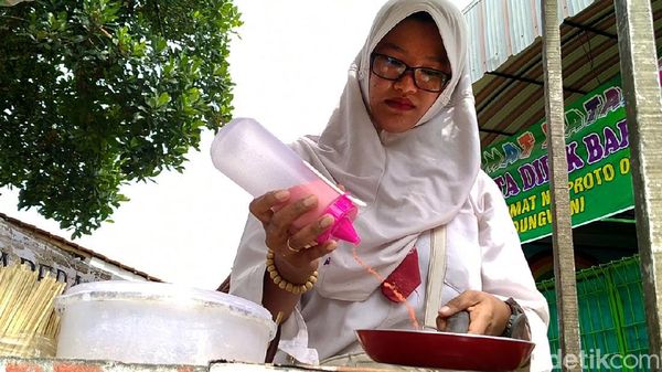 Ini Sosok Ibu Muda Penjual Papeda Berseragam SD