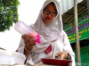 Ini Sosok Ibu Muda Penjual Papeda Berseragam SD