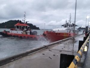 Cuaca Buruk, Kapal Basarnas Terempas Ombak di Merak