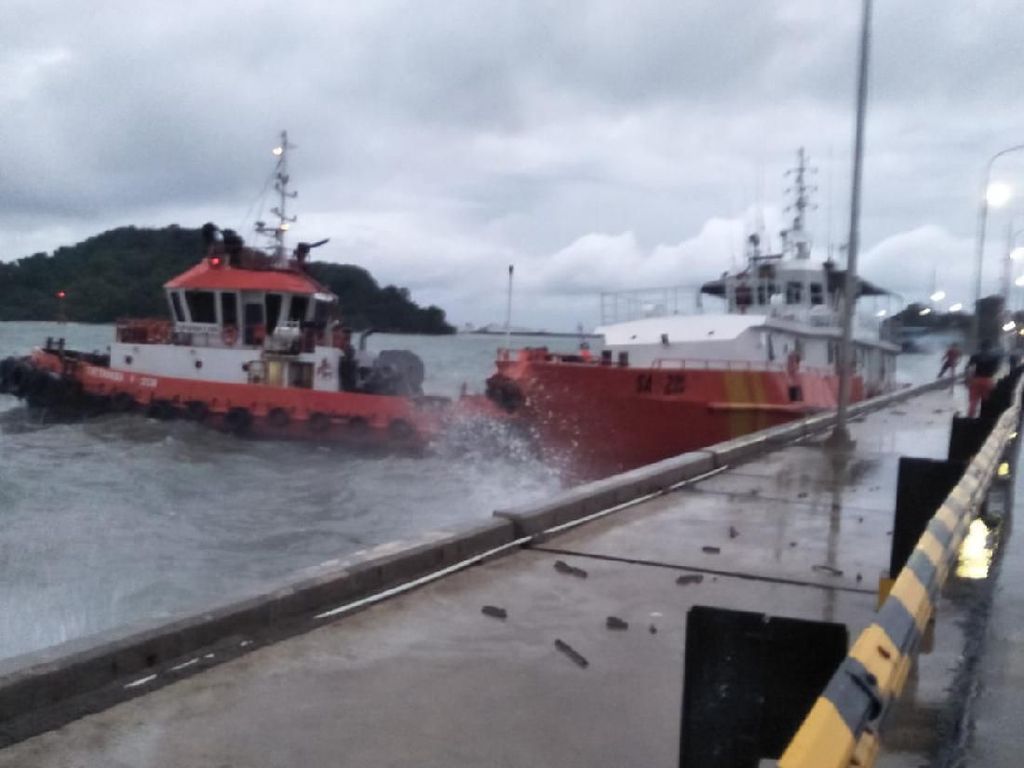 Cuaca Buruk, Kapal Basarnas Terempas Ombak di Merak Cuaca Buruk, Kapal Basarnas Terempas Ombak di Merak