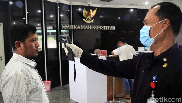 Pemeriksaan Suhu Tubuh Juga Diterapkan di Gedung MK