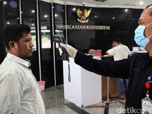 Pemeriksaan Suhu Tubuh Juga Diterapkan di Gedung MK Pemeriksaan Suhu Tubuh Juga Diterapkan di Gedung MK
