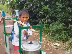 Demi Biayai Sekolah, Anak-anak Ini Rela Jualan Basreng hingga Cilok