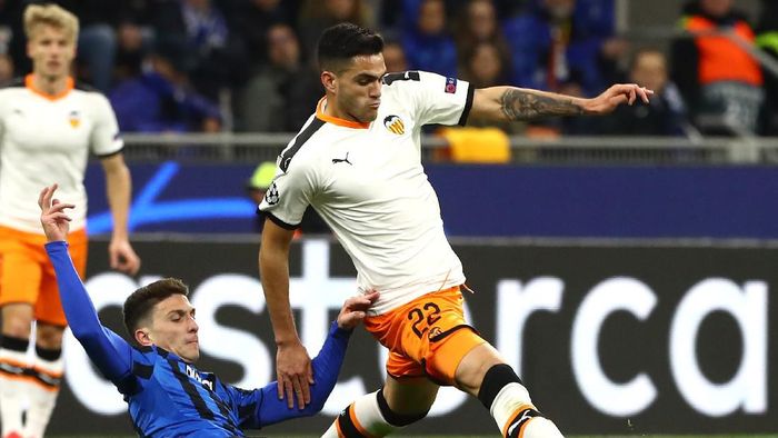Atalanta vs Valencia MILAN, ITALY - FEBRUARY 19: Maxi Gomez (R) of Valencia CF competes for the ball with Mattia Caldara (L) of Atalanta during the UEFA Champions League round of 16 first leg match between Atalanta and Valencia CF at San Siro Stadium on February 19, 2020 in Milan, Italy. (Photo by Marco Luzzani/Getty Images)