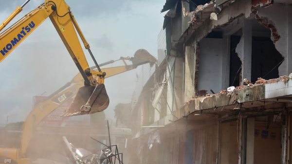 Komplek Pertokoan Jompo Dirobohkan