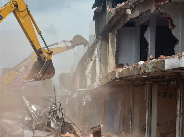 Komplek Pertokoan Jompo Dirobohkan