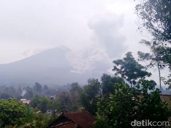Semeru juga Bergejolak Luncurkan Awan Panas