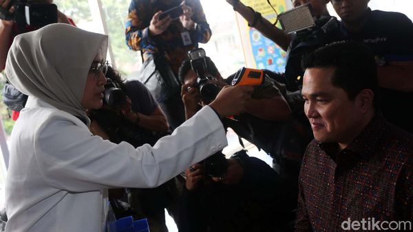 Kunjungi Kimia Farma, Erick Thohir Cek Suhu Tubuh