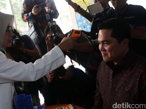 Kunjungi Kimia Farma, Erick Thohir Cek Suhu Tubuh