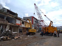21 Ruko Dekat dengan Lokasi Ambruk di Jember Mulai Dirobohkan