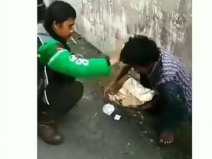 Banjir Pujian! Driver Ojol Beri Makanan Orang Gangguan Jiwa