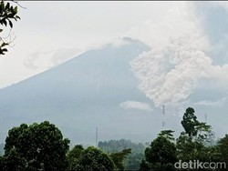 Video Gunung Semeru Luncurkan Awan Panas Setinggi 3 Km