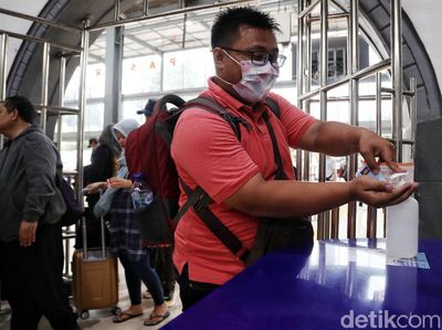 Ragam Cara Pencegahan Corona di Stasiun Pasar Senen