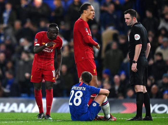 LONDON, ENGLAND - MARCH 03: Sadio Mane of Liverpool gestures towards Cesar Azpilicueta of Chelsea during the FA Cup Fifth Round match between Chelsea FC and Liverpool FC at Stamford Bridge on March 03, 2020 in London, England. (Photo by Clive Mason/Getty Images)