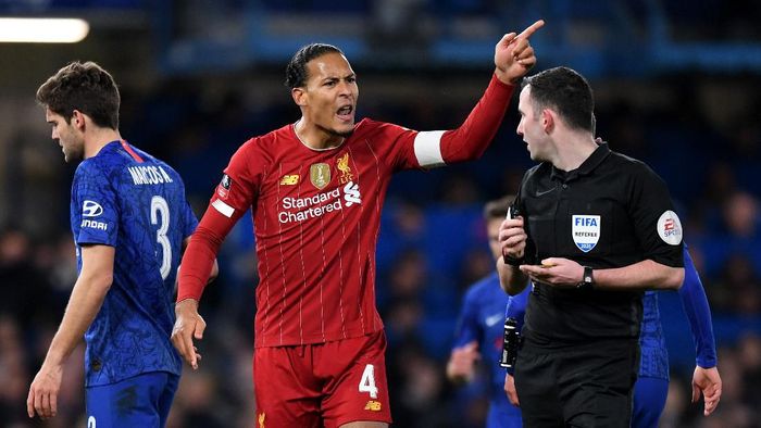 virgil van dijk liverpool chelsea vs liverpool piala fa LONDON, ENGLAND - MARCH 03: Virgil van Dijk of Liverpool chats with referee Chris Kavanagh during the FA Cup Fifth Round match between Chelsea FC and Liverpool FC at Stamford Bridge on March 03, 2020 in London, England. (Photo by Shaun Botterill/Getty Images)