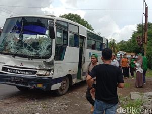 Bus Angkut Puluhan Mahasiswa KKN UIN Makassar Tabrak Truk di Sulsel
