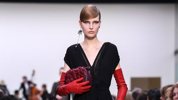 20 Koleksi Busana Warna Hitam Valentino di Paris Fashion Week 2020