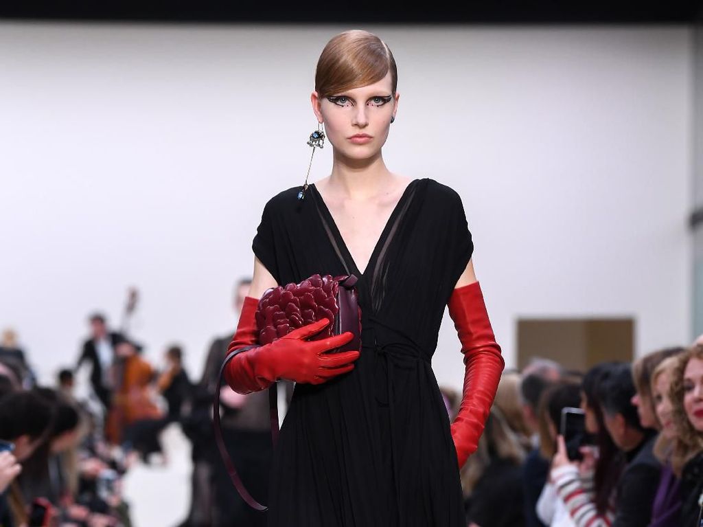 20 Koleksi Busana Warna Hitam Valentino di Paris Fashion Week 2020