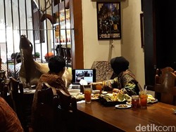 Tampak Serius, Gibran dan Risma Ngobrol Sambil Tunjuk-tunjuk Laptop