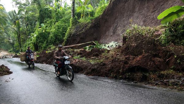 Penampakan Tanah Longsor yang Melanda Kawasan Banyuwangi