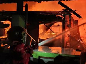 Ratusan Kios dan Lapak Pasar Baru Tuban Terbakar