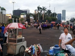 Mahasiswa Demo Tolak Omnibus Law di Depan DPR Bubar, Lalin Lancar