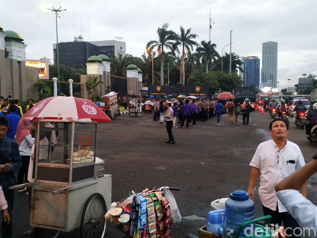 Mahasiswa Demo Tolak Omnibus Law di Depan DPR Bubar, Lalin Lancar Mahasiswa Demo Tolak Omnibus Law di Depan DPR Bubar, Lalin Lancar