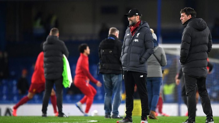 LONDON, ENGLAND - MARCH 03: Jurgen Klopp, Manager of Liverpool watches Chelsea warm up prior to the FA Cup Fifth Round match between Chelsea FC and Liverpool FC at Stamford Bridge on March 03, 2020 in London, England. (Photo by Shaun Botterill/Getty Images)