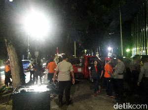 Sempat Ricuh, Massa Demo di Kantor Anies Bubar Sempat Ricuh, Massa Demo di Kantor Anies Bubar
