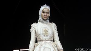 12 Koleksi Busana Muslim Ayu Dyah Andari di MUFFEST 2020