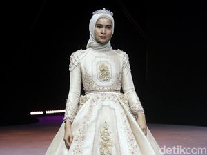 12 Koleksi Busana Muslim Ayu Dyah Andari di MUFFEST 2020