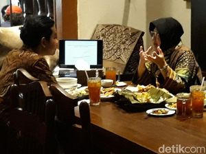 Dipandu Risma, Gibran Kuliah Singkat Tata Kota di Rumah Makan Solo Dipandu Risma, Gibran Kuliah Singkat Tata Kota di Rumah Makan Solo