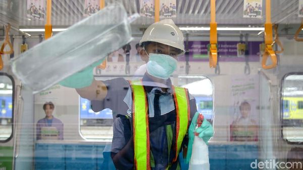 Operasi Menyeluruh Disinfeksi Corona di Ratangga MRT Jakarta