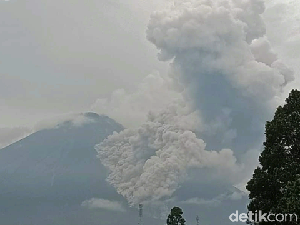 Gunung Semeru Luncurkan Awan Panas Sejauh 3 Kilometer