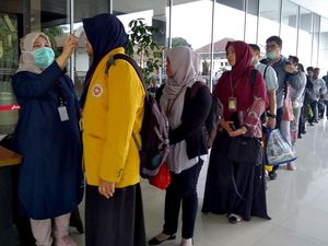 Antre, Karyawan Pertamina Dicek Terkait Corona Antre, Karyawan Pertamina Dicek Terkait Corona