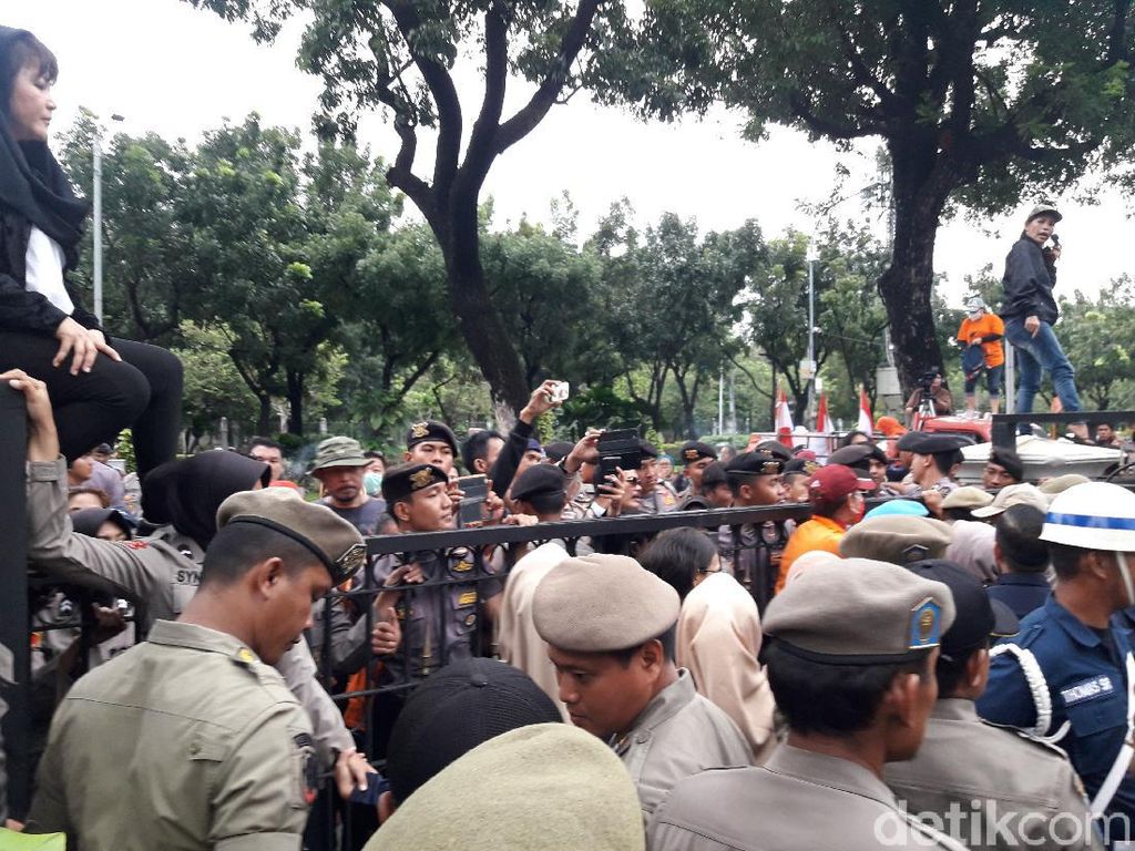 Massa Demo di Kantor Anies Ricuh, Pamdal Wanita Terluka