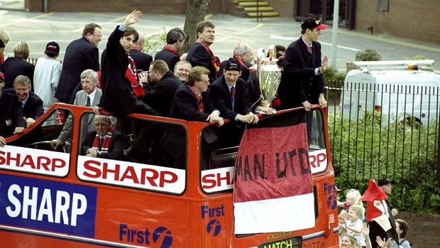 MU 1999 27 May 1999: Triple winners Manchester United parade through Manchester with the FA Cup, Premiership trophy and European Cup. Mandatory Credit: David Rogers /Allsport