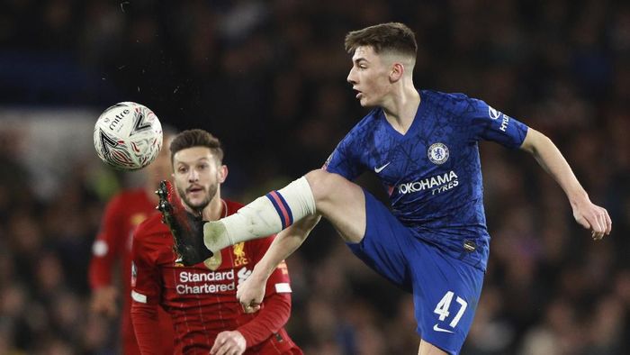 Chelseas Billy Gilmour, right, controls the ball past Liverpools Adam Lallana during the English FA Cup fifth round soccer match between Chelsea and Liverpool at Stamford Bridge stadium in London Tuesday, March 3, 2020. (AP Photo/Ian Walton)