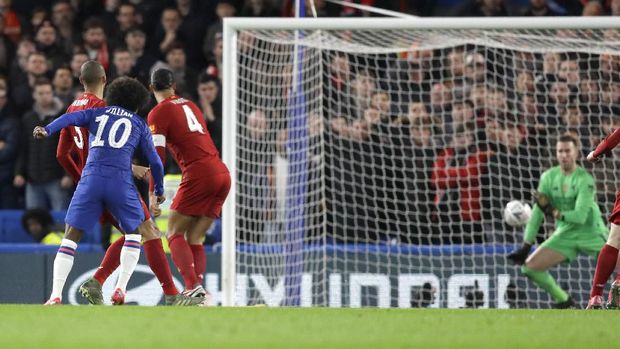 Adrian dan Fabinho melakukan kesalahan dalam proses gol pertama Chelsea.