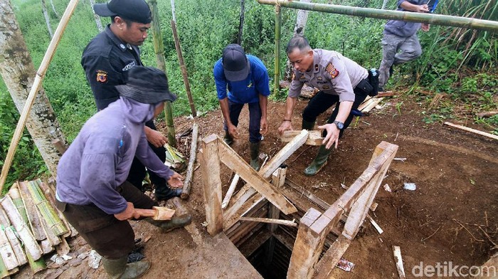 Petugas gabungan menutup belasan lubang galian emas ilegal di Kabupaten Sukabumi. Polisi juga turut amankan 8 orang yang diduga terlibat aktivitas tersebut.