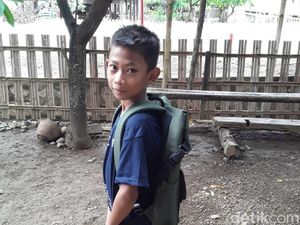 Bangganya Bocah SD Buruh Batu Bata di Sidrap Pakai Tas dari Jokowi