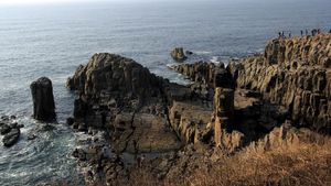 Potret Tebing Tojinbo Jepang yang Cantik tapi Misterius