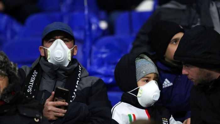 Virus corona - Stadion LYON, FRANCE - FEBRUARY 26: Fans wearing face masks during the UEFA Champions League round of 16 first leg match between Olympique Lyon and Juventus at Parc Olympique on February 26, 2020 in Lyon, France. (Photo by Catherine Ivill/Getty Images)