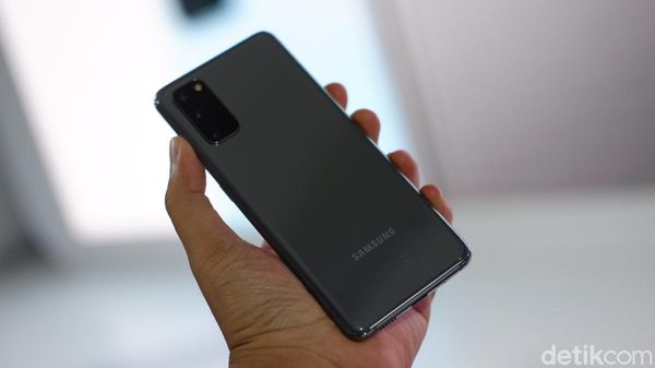 Ini Galaxy S20, Si Mungil yang Nyaman di Genggaman